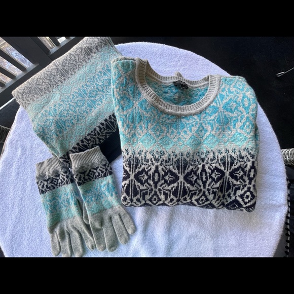 Talbots Nordic Lambswool blend crew neck sweater, matching scarf and gloves. EUC - Picture 3 of 7